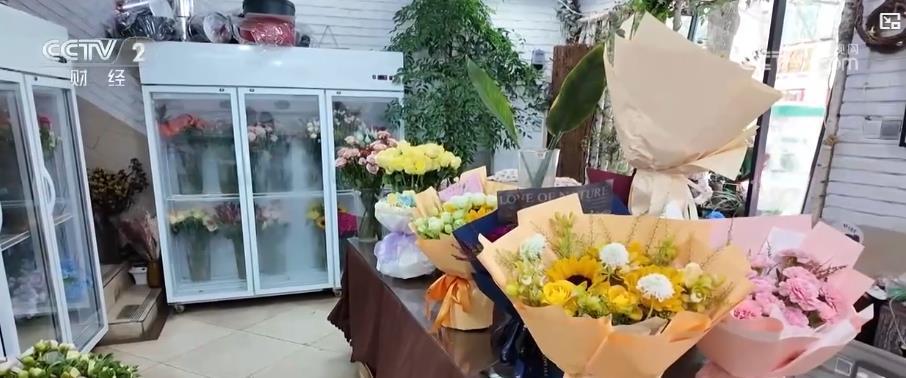 母亲节催热“亲情经济” 多地特色礼品市场迎来消费热潮