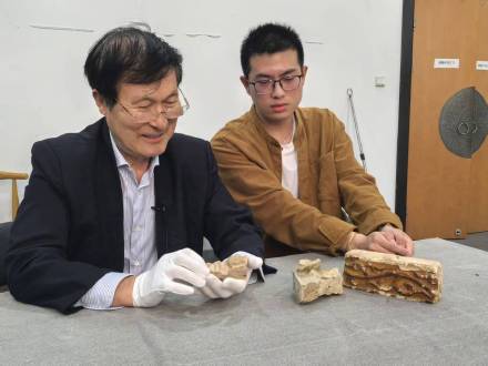 95后小伙送明代琉璃佛像砖回家