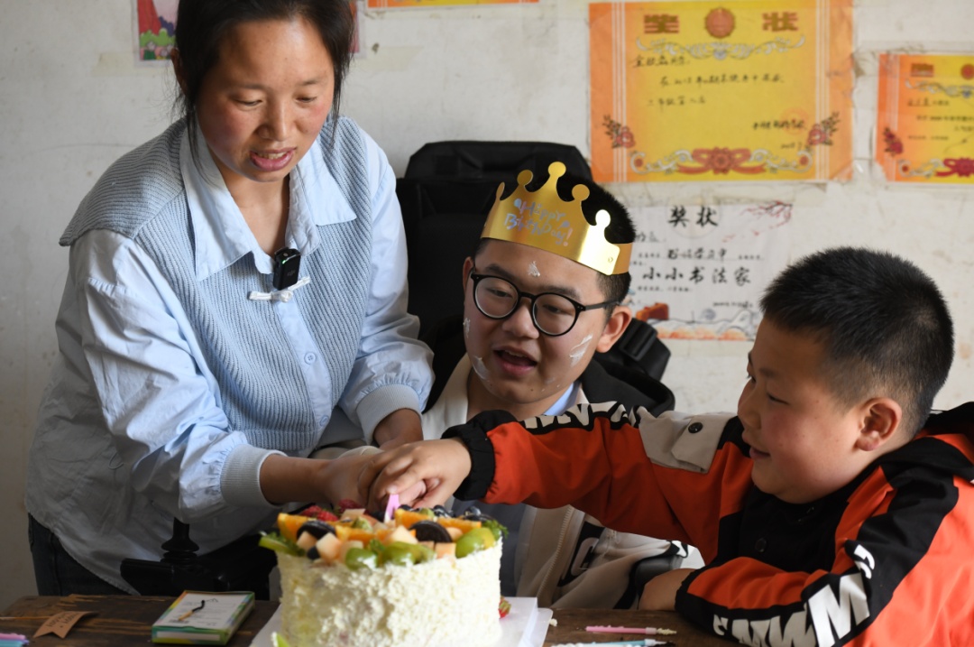 “决不放弃”！两个儿子得罕见病，90后重庆妈妈“死磕”到底！