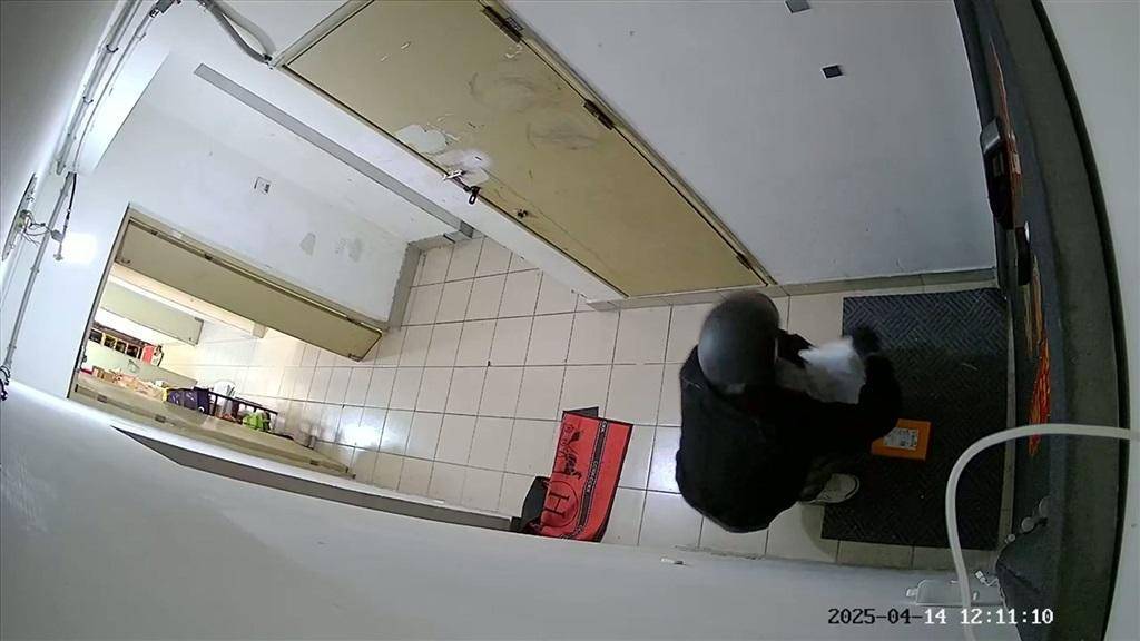 假冒快递人员在小区里“收快递”实则盗窃 上海警方：已刑拘