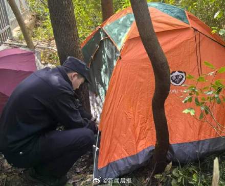 与父母闹矛盾，初三生离家住帐篷民警陪伴2个月解开心结