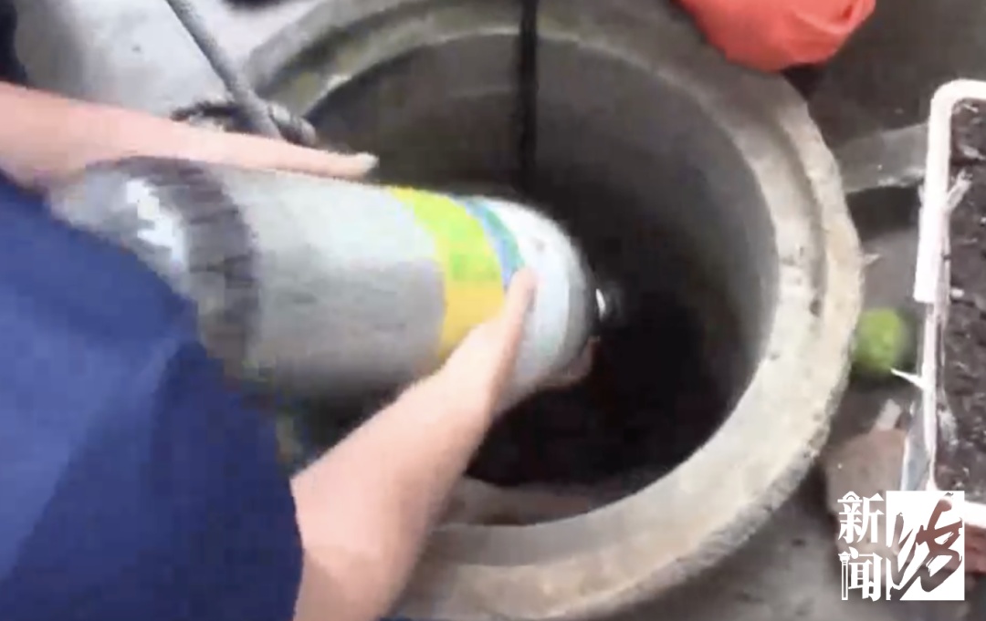 太揪心！上海女子突然掉入水井，意识模糊！井口直径仅半米，消防队员紧急决定→