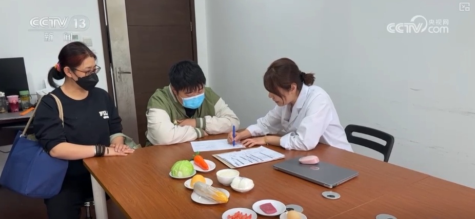 “躺瘦”？“断碳”“生酮”“16+8”……聊聊网红减肥法那些事