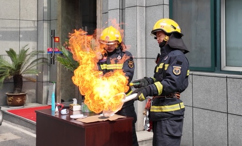 “被我爸吓死！”夏天必备，千万不能一起用！1秒轰燃……