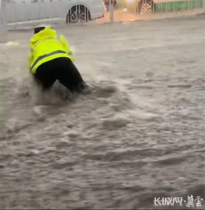 暴雨中，这个踉跄的背影感动全网……