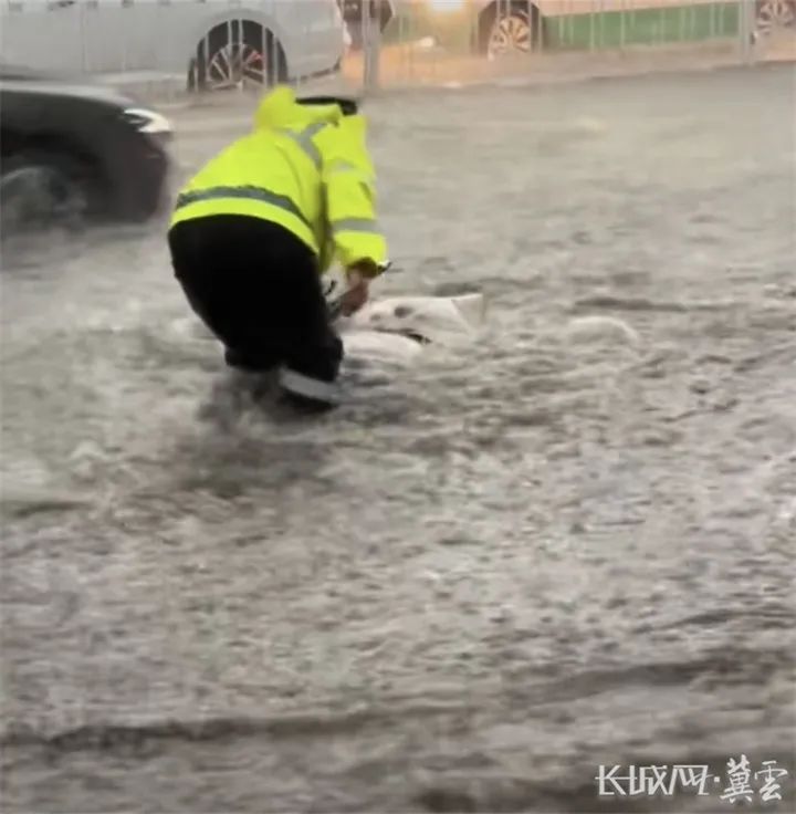 暴雨中，这个踉跄的背影感动全网……