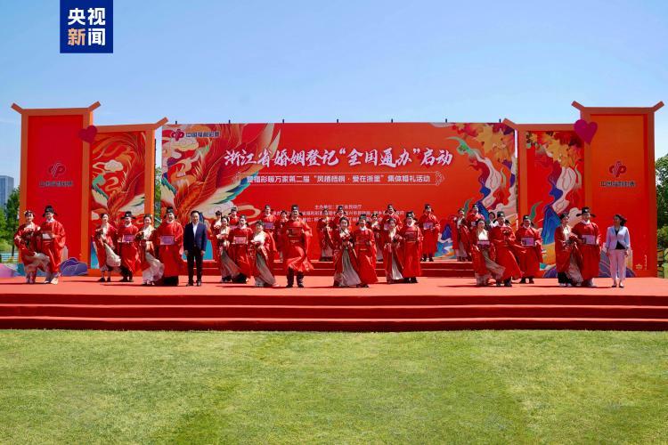 边旅行边结婚 说走就走的“领证登记游”自带甜蜜浪漫氛围
