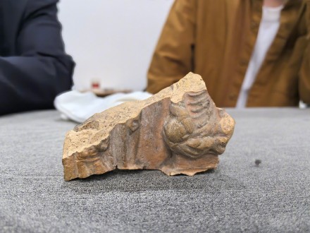 95后小伙送明代琉璃佛像砖回家