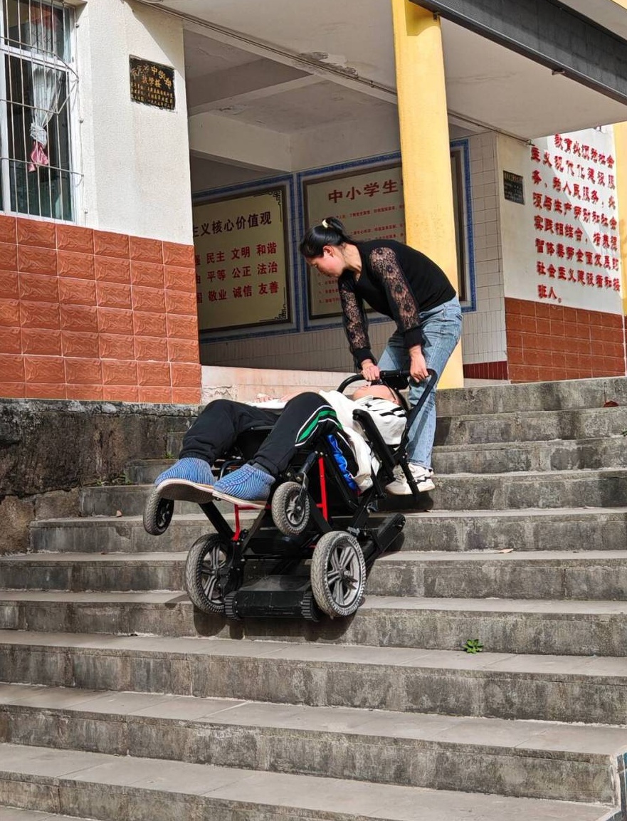 “决不放弃”！两个儿子得罕见病，90后重庆妈妈“死磕”到底！