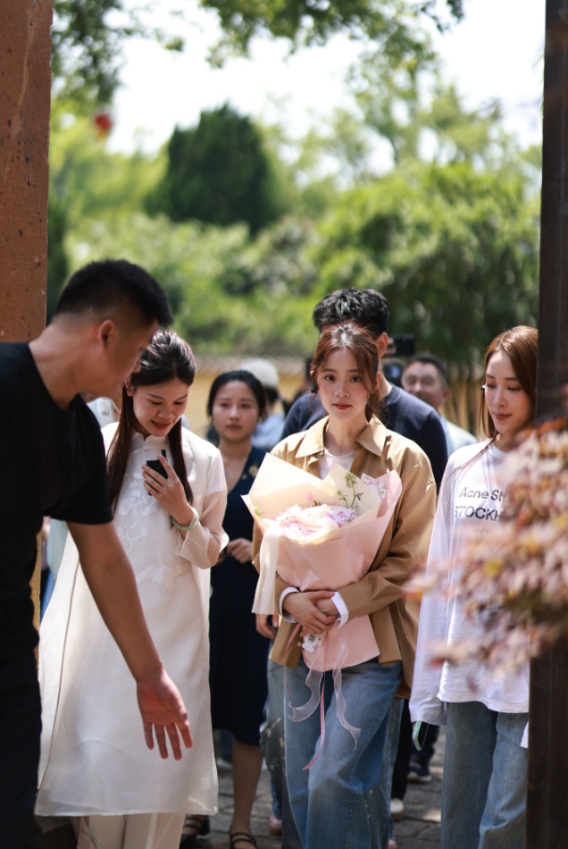 欧阳娜娜回江西，官宣新身份！