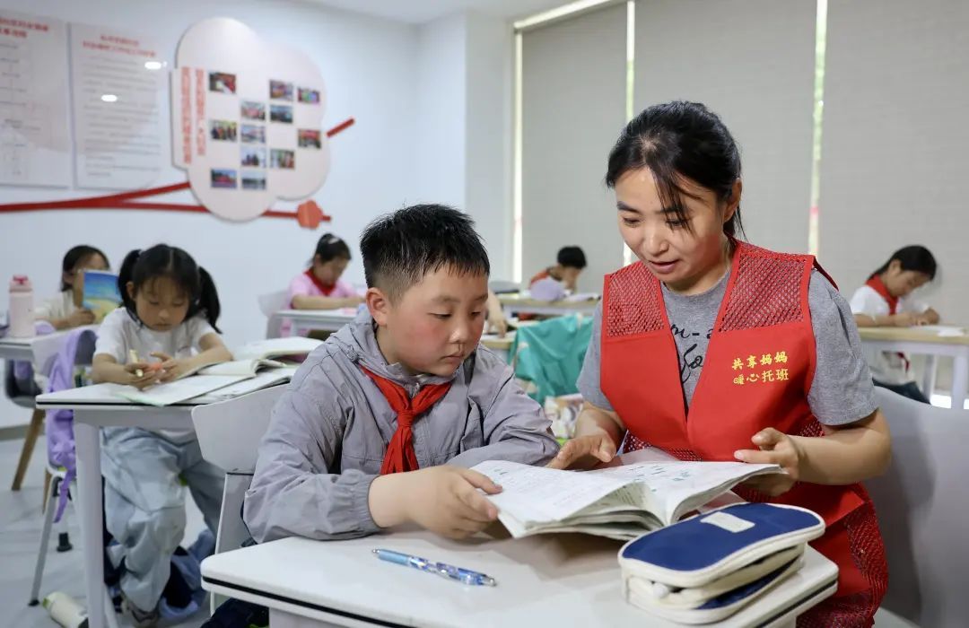 “共享妈妈”撑起“暖心伞”——社区互助破解双职工家庭带娃难题