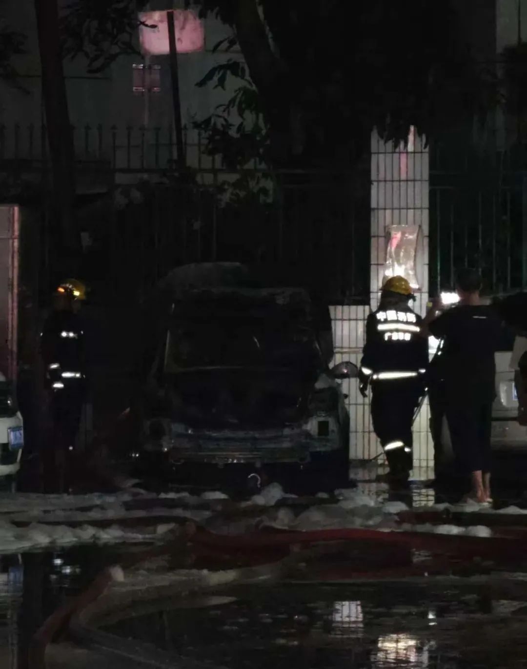 浓烟冲天!深圳一街市附近有车辆起火 浓烟冲天!深圳一街市附近有车辆起火