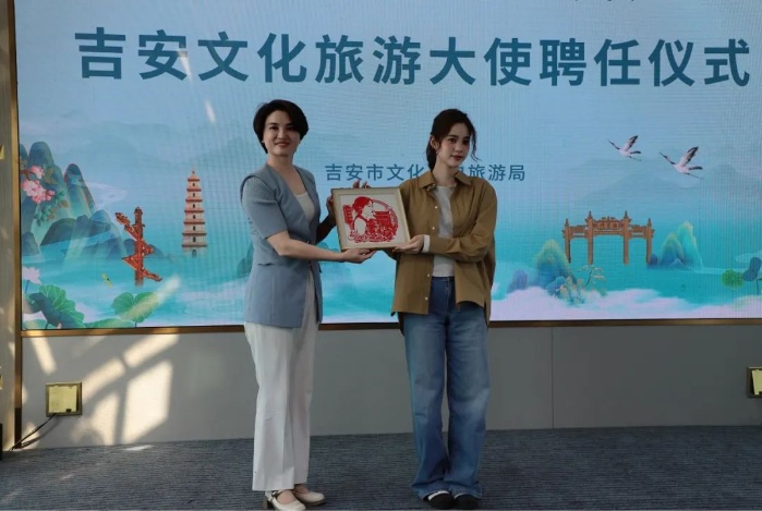 欧阳娜娜回江西，官宣新身份！