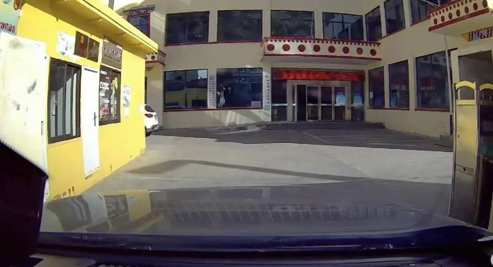 男子在四川四姑娘山疑因高反身亡，3天前曾吸氧，医生当时建议降低海拔