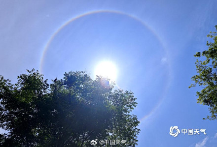 广西桂林上空日晕与环地平弧同框