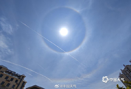 广西桂林上空日晕与环地平弧同框