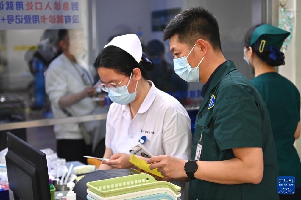 急诊科里的守护者