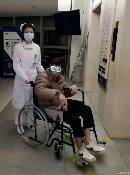 护士为孤身在异乡瘫痪小伙送饭一年