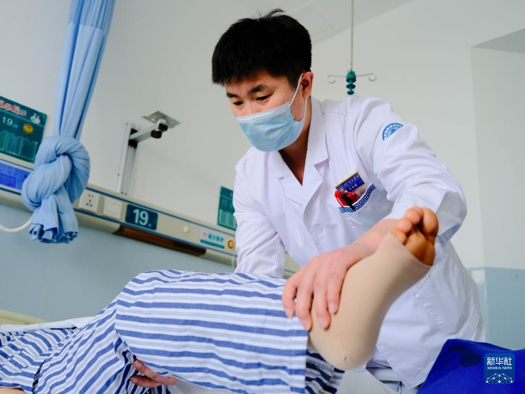 呼和浩特:蒙医护士们的护士节 呼和浩特:蒙医护士们的护士节