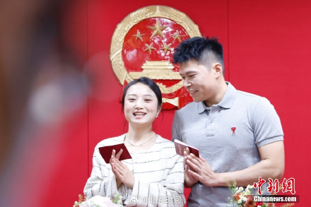 多地结婚登记预约火爆 多地结婚登记预约火爆