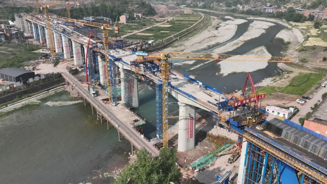 西渝高铁康渝段樊哙站1号六线特大桥悬浇连续梁成功合龙 西渝高铁康渝段樊哙站1号六线特大桥悬浇连续梁成功合龙