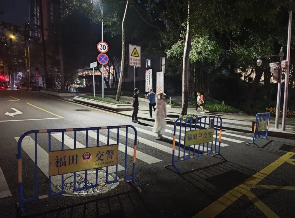 浓烟冲天!深圳一街市附近有车辆起火 浓烟冲天!深圳一街市附近有车辆起火