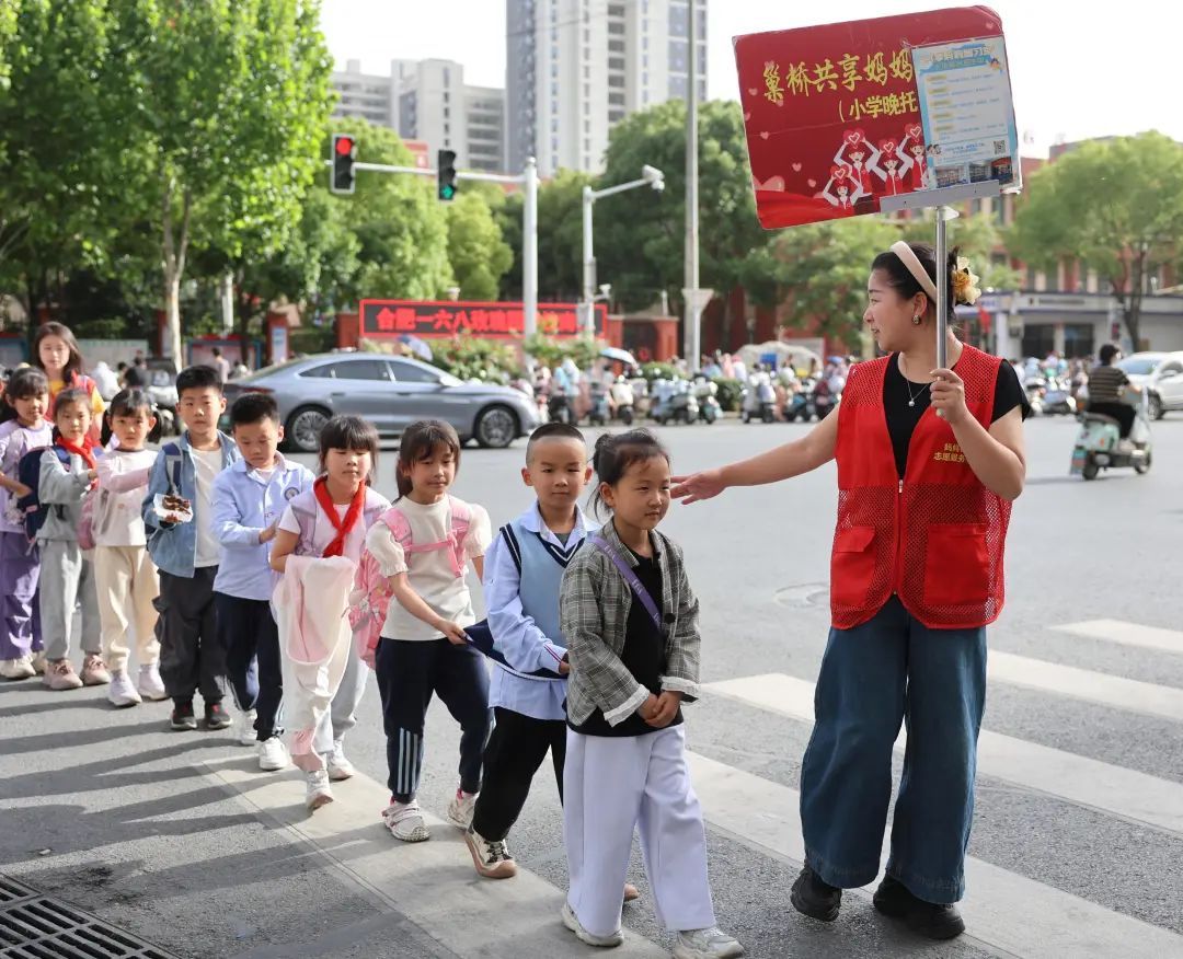 “共享妈妈”撑起“暖心伞”——社区互助破解双职工家庭带娃难题