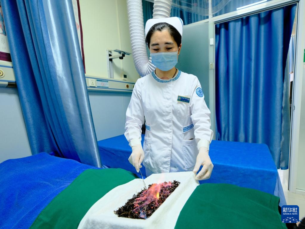 呼和浩特:蒙医护士们的护士节 呼和浩特:蒙医护士们的护士节