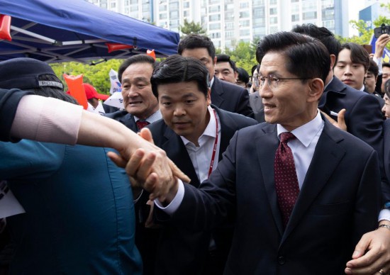 韩国国民力量党总统候选人之争尘埃落定