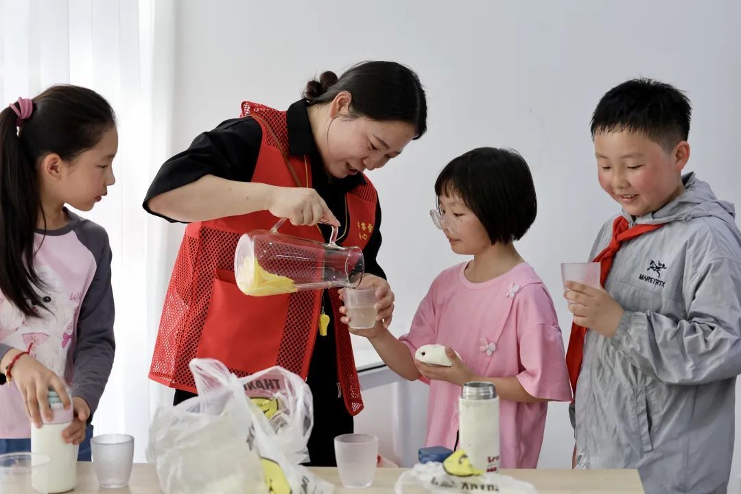 “共享妈妈”撑起“暖心伞”——社区互助破解双职工家庭带娃难题