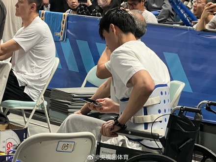 曾凡博伤后首度现身 曾凡博伤后首度现身