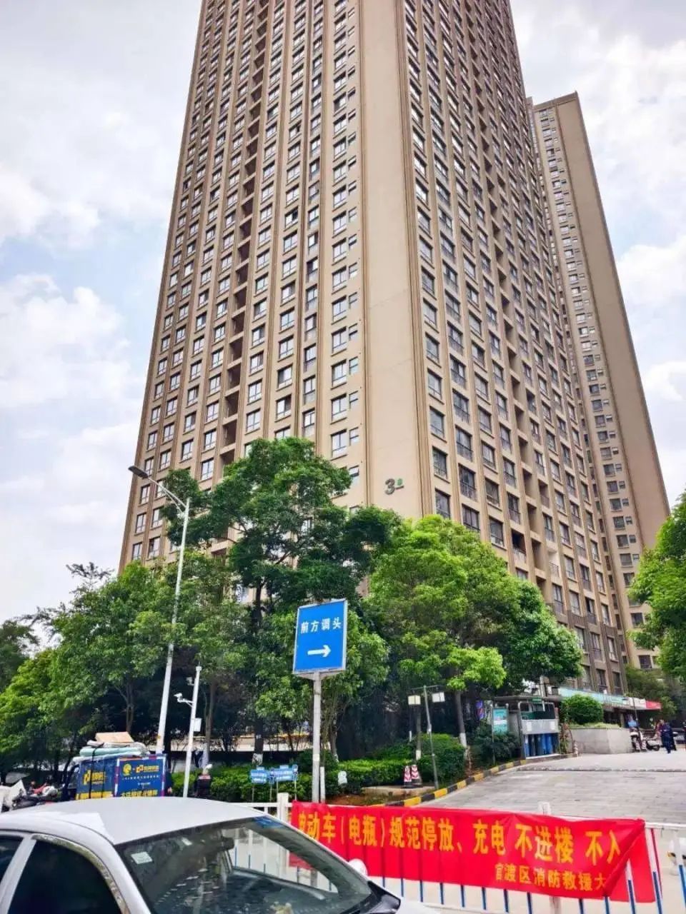 太吓人！电梯突然从40楼直降至负4楼