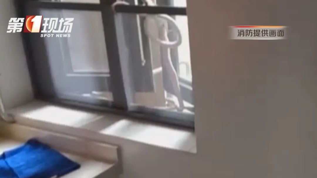 厨房惊现“白娘子”！消防捕获后，怀疑是离家出走的…