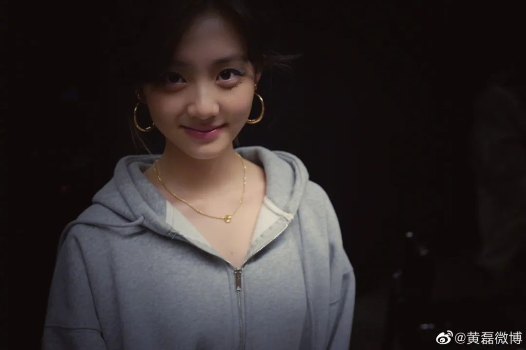 演员黄磊女儿黄多多正式进军娱乐圈，与王一博、汤唯合作电影《人鱼》