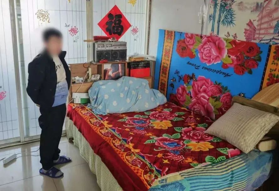 他把“贼不走空”发挥到了极致