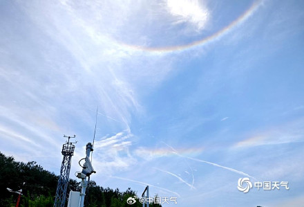 广西桂林上空日晕与环地平弧同框