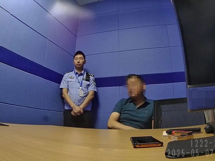 男子手动给护照打“马赛克”，这下子“刑”了！