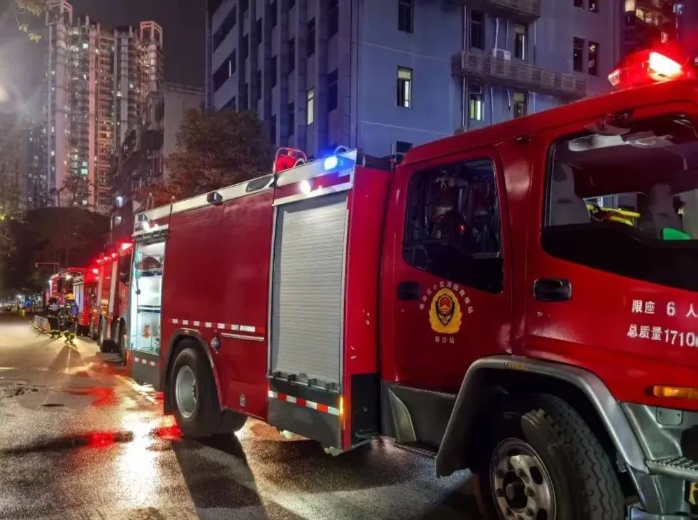 浓烟冲天!深圳一街市附近有车辆起火 浓烟冲天!深圳一街市附近有车辆起火