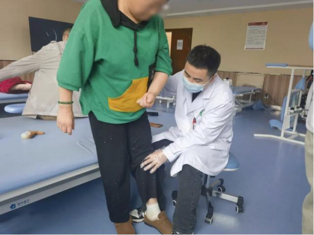 啊？怎么扛着“一棵树”就“冲”进医生办公室？？