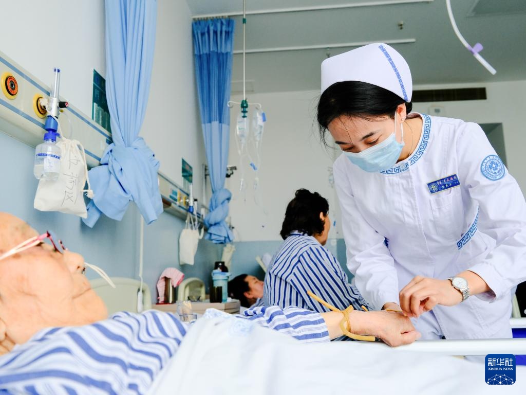 呼和浩特:蒙医护士们的护士节 呼和浩特:蒙医护士们的护士节