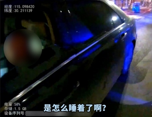 “兄弟吵架……我没开车啊！”醉驾司机路口酣睡，被交警喊醒后满嘴胡话