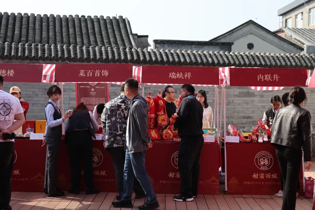 登记结婚预约量有较大提升!北京首个户外婚姻登记点启用,提供这些服务—— 登记结婚预约量有较大提升!北京首个户外婚姻登记点启用,提供这些服务——