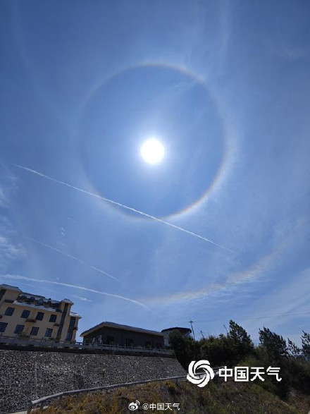 广西桂林上空日晕与环地平弧同框