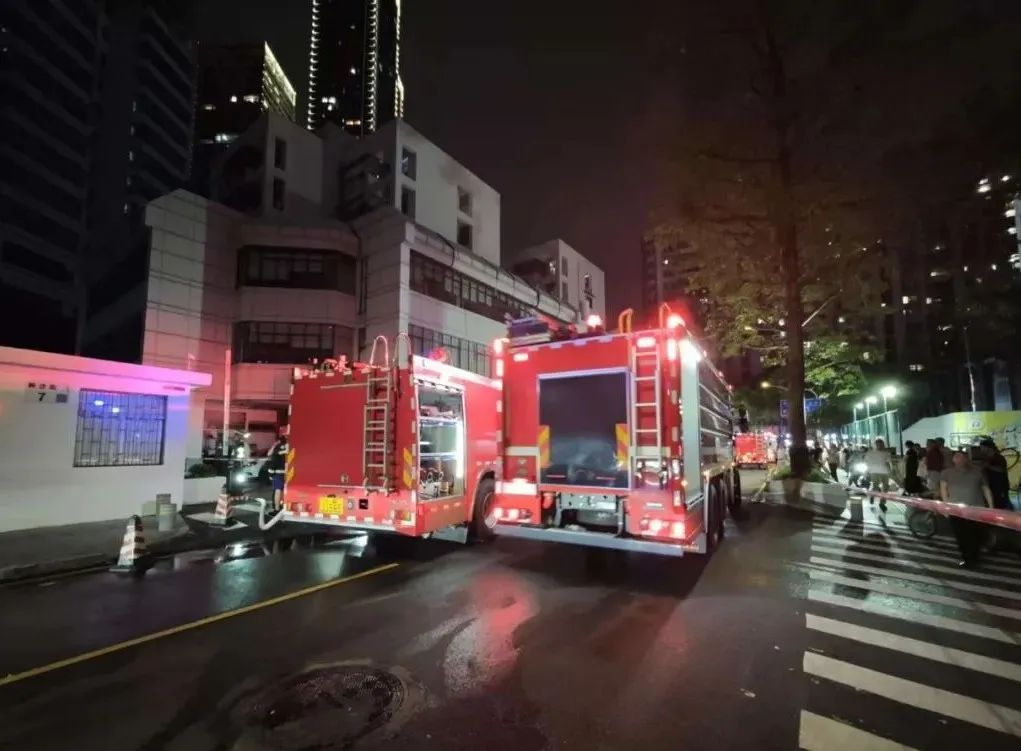 浓烟冲天!深圳一街市附近有车辆起火 浓烟冲天!深圳一街市附近有车辆起火