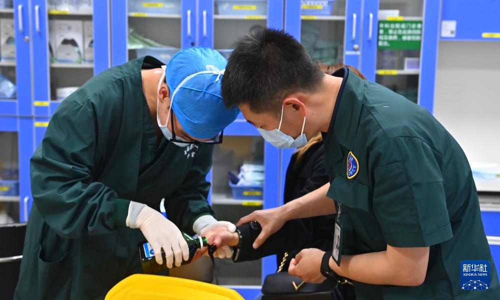 急诊科里的守护者