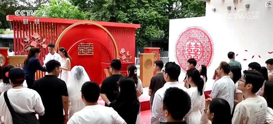 婚姻登记“全国通办”落地实施 多地婚姻登记处服务升级新人盈门