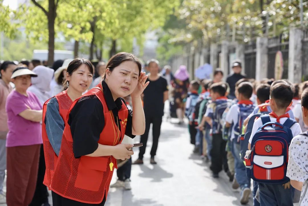 “共享妈妈”撑起“暖心伞”——社区互助破解双职工家庭带娃难题