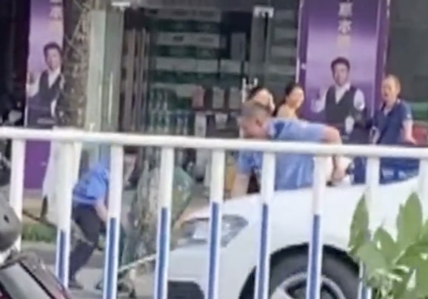 鸵鸟在街头放飞自我,下一秒被抓现行!主人回应:它自己开锁的 鸵鸟在街头放飞自我,下一秒被抓现行!主人回应:它自己开锁的