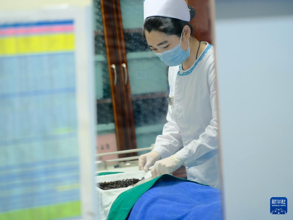 呼和浩特:蒙医护士们的护士节 呼和浩特:蒙医护士们的护士节