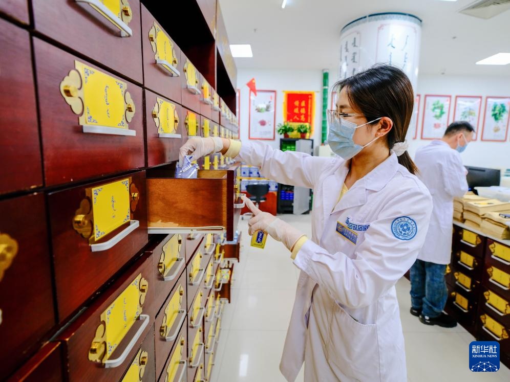 呼和浩特:蒙医护士们的护士节 呼和浩特:蒙医护士们的护士节